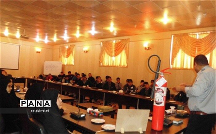 کارگاه آموزشی اطفاء حریق باشرکت دانش آموزان مدارس منتخب مانور زلزله درابرکوه برگزارشد