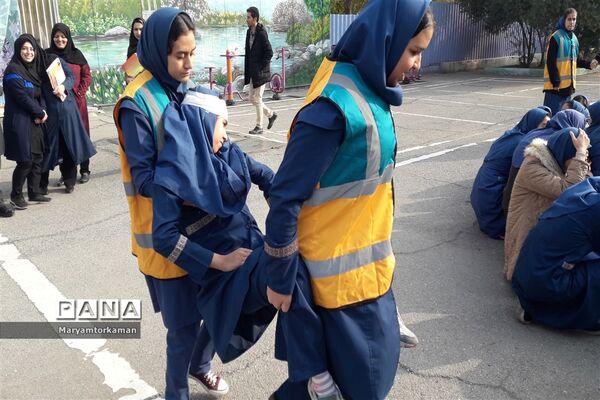 مانور زلزله در آموزشگاه دخترانه ارشاد ناحیه دو شهر ری