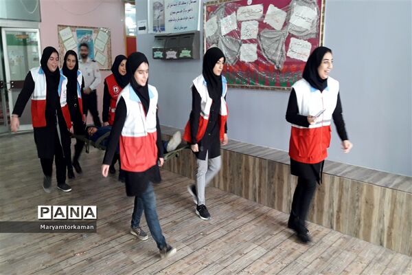 مانور زلزله در آموزشگاه دخترانه ارشاد ناحیه دو شهر ری