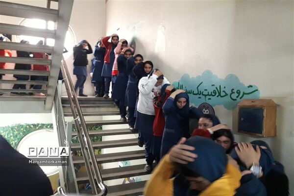 مانور زلزله در آموزشگاه دخترانه ارشاد ناحیه دو شهر ری