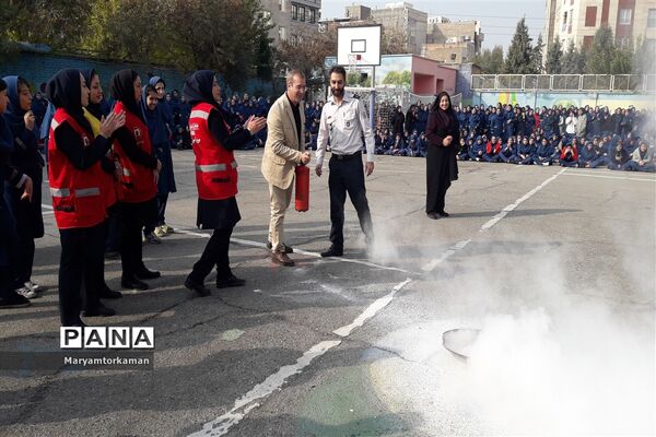 مانور زلزله در آموزشگاه دخترانه ارشاد ناحیه دو شهر ری