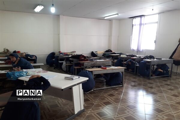 مانور زلزله در آموزشگاه دخترانه ارشاد ناحیه دو شهر ری