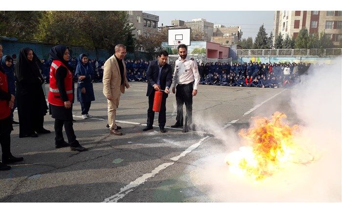 برگزاری مانور زلزله در آموزشگاه دخترانه ارشاد ناحیه دو شهر ری