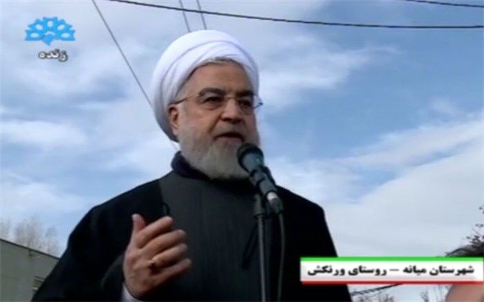 روحانی در جمع زلزله‌زدگان: مردم  بین کانکس  یا کمک هزینه برای اجاره خانه  انتخاب کنند رسیدگی شود