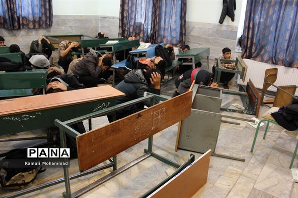 بیست و یکمین مانور سراسری زلزله و ایمنی در دبیرستان سید مرتضی محلات