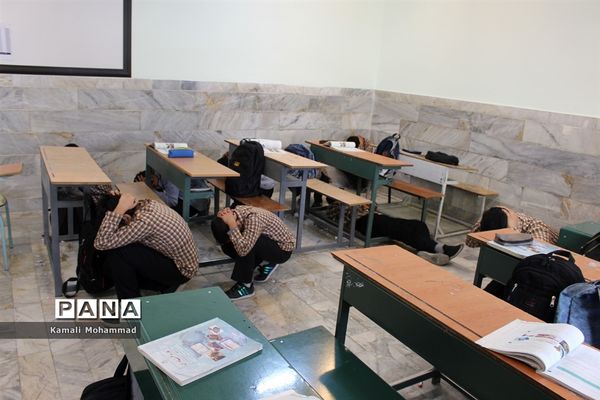 بیست و یکمین مانور سراسری زلزله و ایمنی در دبیرستان سید مرتضی محلات