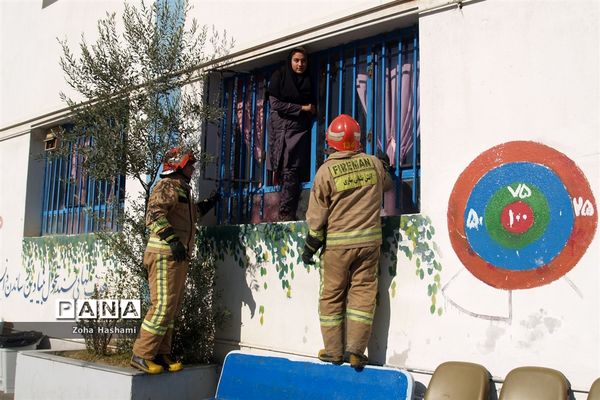 بیست‌ و یکمین مانور زلزله و ایمنی در دبیرستان عصمت ساری