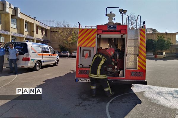 اجرای بیست و یکمین مانور زلزله در دبیرستان دخترانه شاهد 14  ناحیه 4 استان فارس