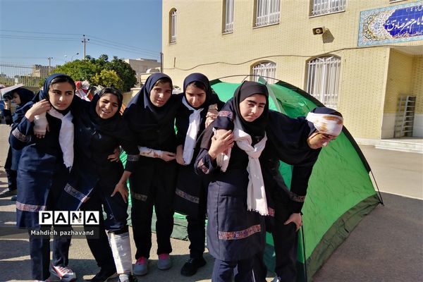 اجرای بیست و یکمین مانور زلزله در دبیرستان دخترانه شاهد 14  ناحیه 4 استان فارس