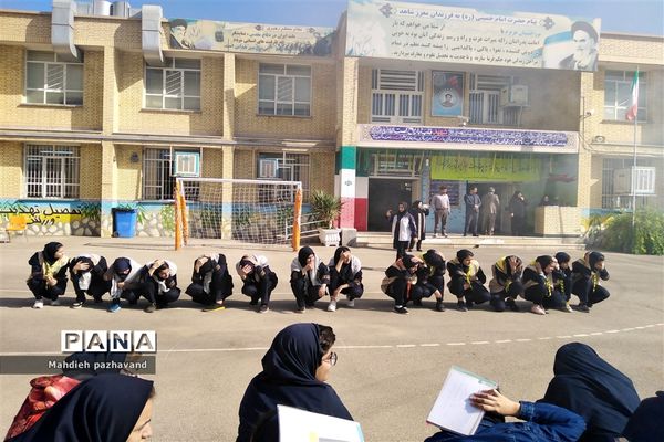 اجرای بیست و یکمین مانور زلزله در دبیرستان دخترانه شاهد 14  ناحیه 4 استان فارس