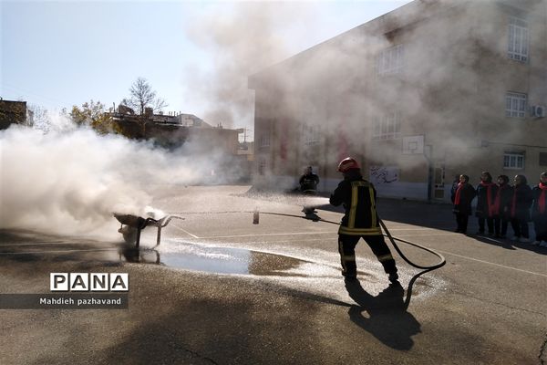 اجرای بیست و یکمین مانور زلزله در دبیرستان دخترانه شاهد 14  ناحیه 4 استان فارس