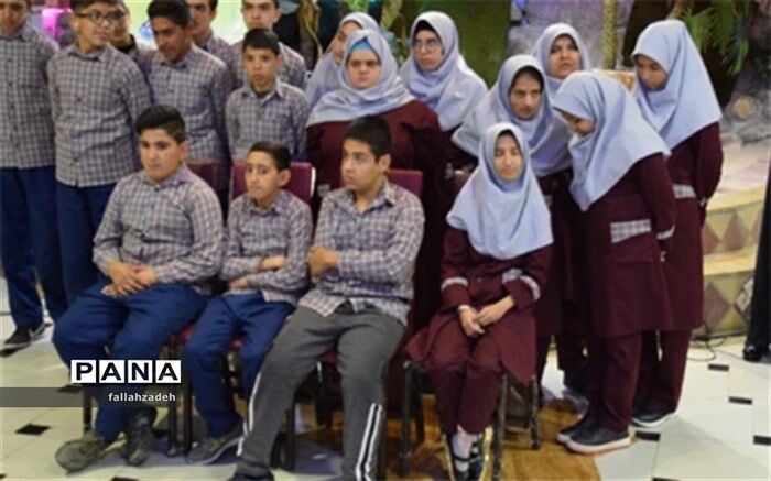مراسم دورهمی دانش آموزان معلول آموزشگاه استثنائی ایثار ابرکوه  برگزار کردند