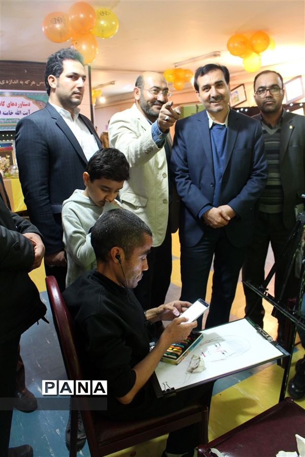 بازدید رئیس اداره کانون‌های فرهنگی و تربیتی از غرفه‌های جشنواره دستاوردهای کانون‌های استان همدان