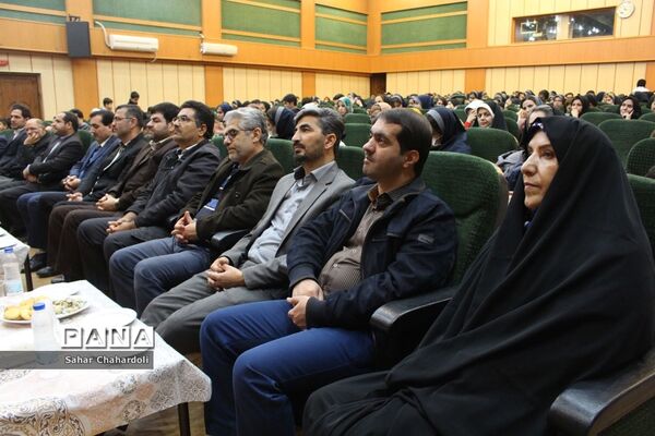 بازدید رئیس اداره کانون‌های فرهنگی و تربیتی از غرفه‌های جشنواره دستاوردهای کانون‌های استان همدان