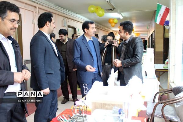 بازدید رئیس اداره کانون‌های فرهنگی و تربیتی از غرفه‌های جشنواره دستاوردهای کانون‌های استان همدان