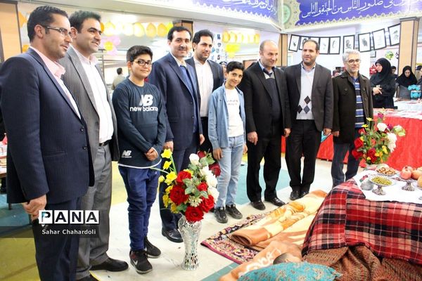 بازدید رئیس اداره کانون‌های فرهنگی و تربیتی از غرفه‌های جشنواره دستاوردهای کانون‌های استان همدان