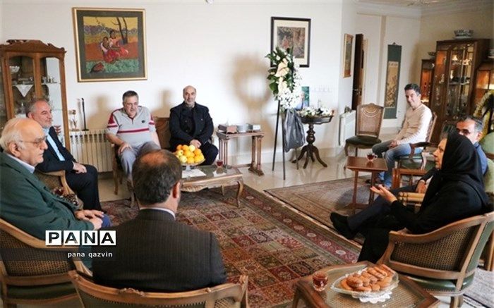 دیدار مدیرکل آموزش و پرورش قزوین با خانواده میرمعزی خیر مدرسه ساز