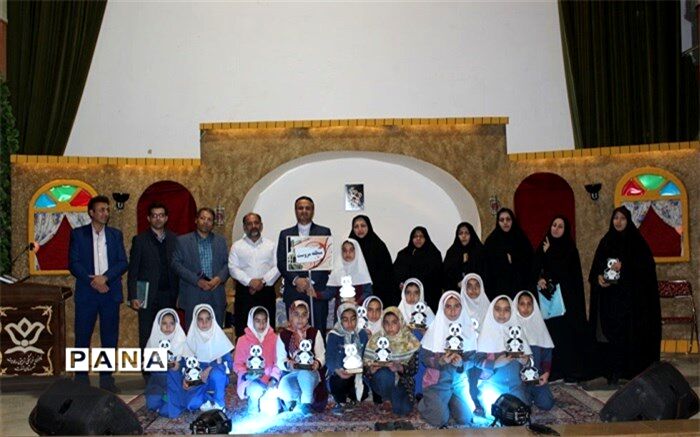از 188 دانش آموز دختربرگزیده یزدی  تجلیل شد.