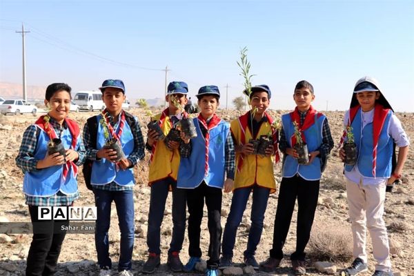 کاشت بیش از 4 هزار نهال توسط دانش‌آموزان گراش