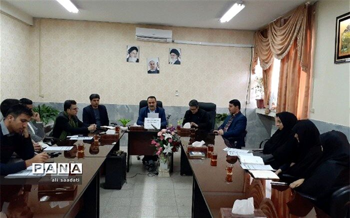 خدمت به دانش آموزان در راستای تعلیم و تربیت، برای یک معلم باعث افتخار است