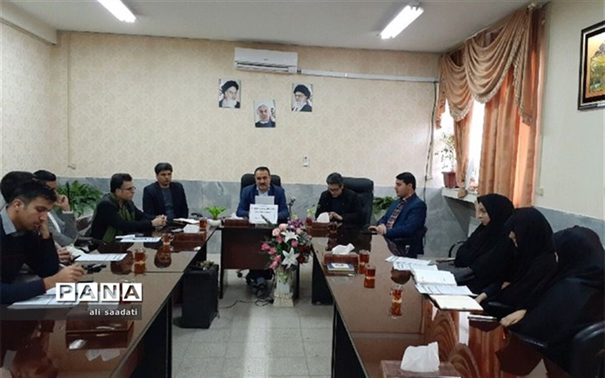 خدمت به دانش آموزان در راستای تعلیم و تربیت، برای یک معلم باعث افتخار است