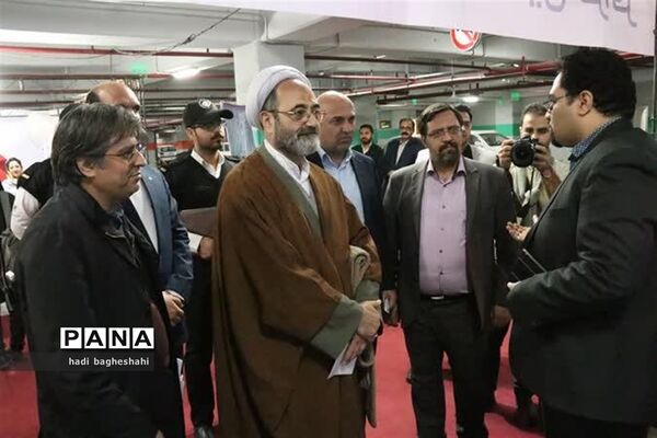 بازدیدذوعلم از نمایشگاه دستاوردهای پژوهشی در یزد