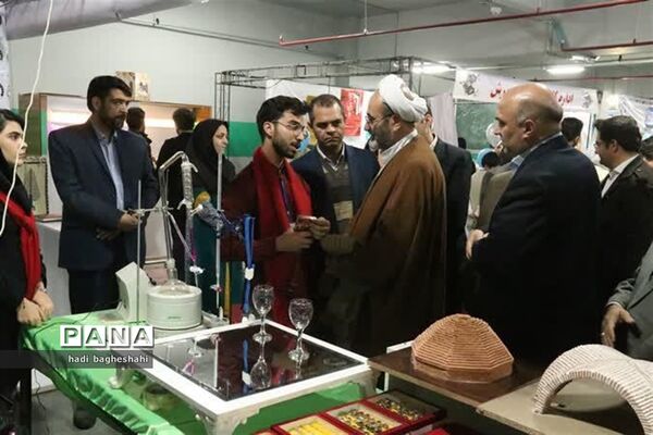بازدیدذوعلم از نمایشگاه دستاوردهای پژوهشی در یزد