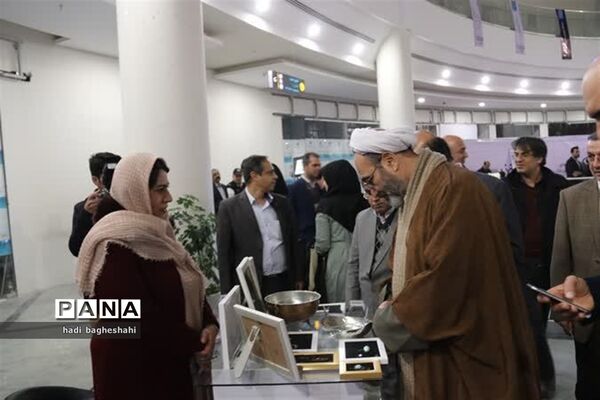 بازدیدذوعلم از نمایشگاه دستاوردهای پژوهشی در یزد