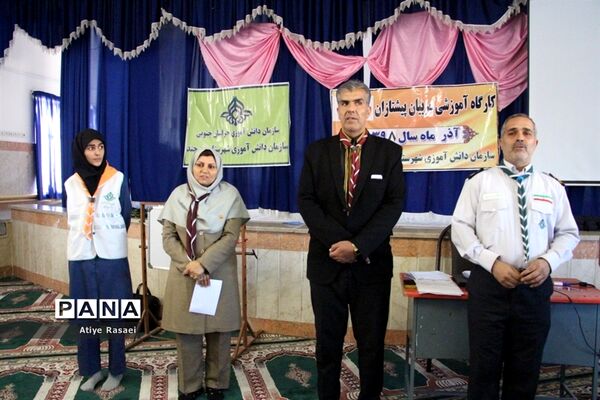 بازدید مدیرسازمان دانش‌آموزی استان از کارگاه‌های آموزشی پیشتازان