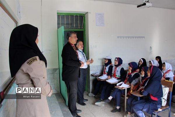 بازدید مدیرسازمان دانش‌آموزی استان از کارگاه‌های آموزشی پیشتازان