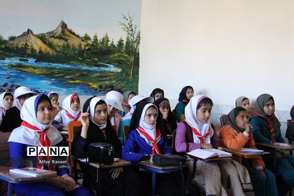 بازدید مدیرسازمان دانش‌آموزی استان از کارگاه‌های آموزشی پیشتازان