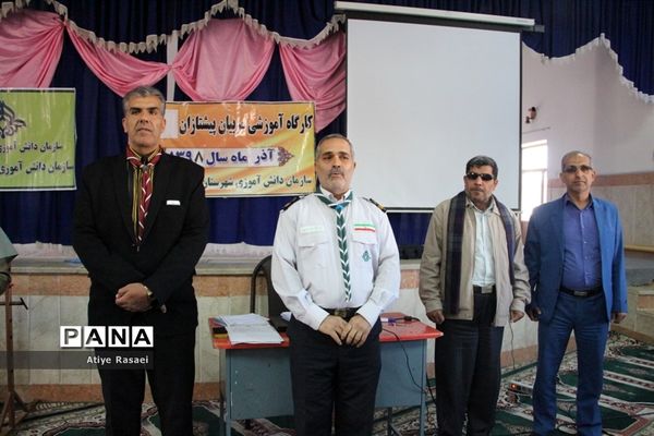 بازدید مدیرسازمان دانش‌آموزی استان از کارگاه‌های آموزشی پیشتازان