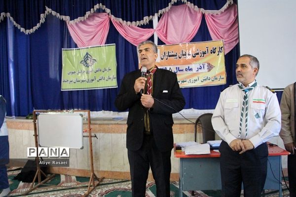 بازدید مدیرسازمان دانش‌آموزی استان از کارگاه‌های آموزشی پیشتازان