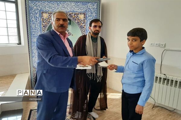 پخت آش نذری توسط دانش‌آموزان دبیرستان امیرکبیر ابرکوه
