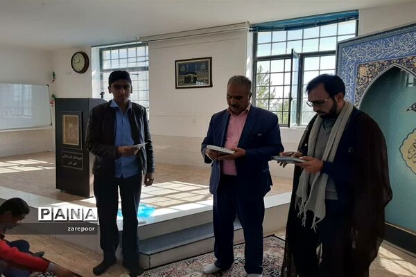 پخت آش نذری توسط دانش‌آموزان دبیرستان امیرکبیر ابرکوه