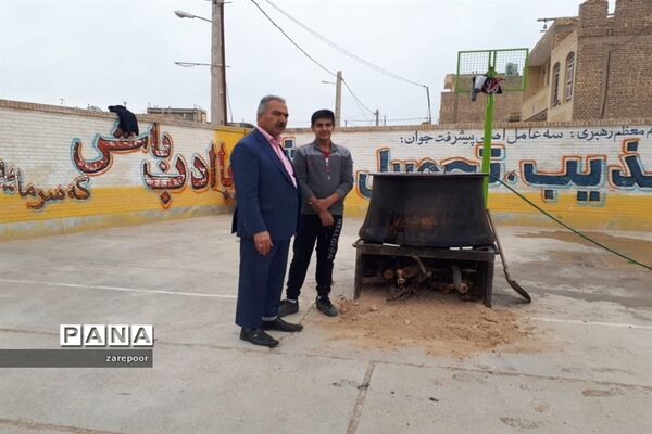 پخت آش نذری توسط دانش‌آموزان دبیرستان امیرکبیر ابرکوه