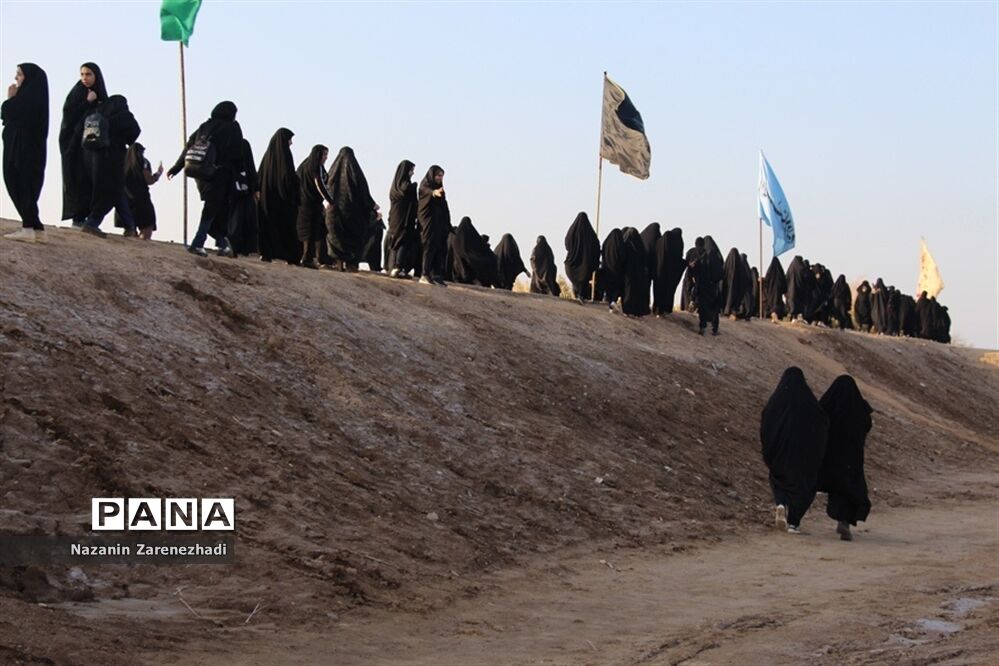 بازدید دانش‌آموزان دختر ناحیه 4 شیراز از مناطق جنگی