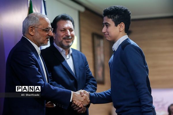 تجلیل از پژوهشگران و فناوران برتر دانش‌آموزی