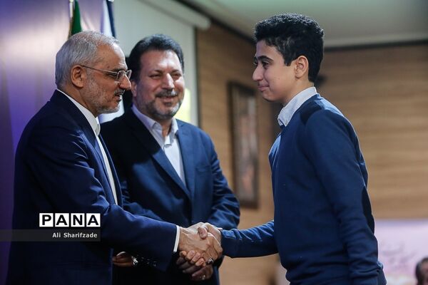 تجلیل از پژوهشگران و فناوران برتر دانش‌آموزی
