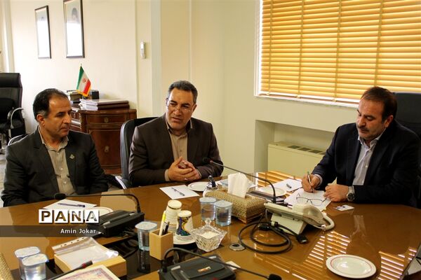 دیدار نمایندگان نهمین دوره مجلس دانش‌آموزی با استاندار فارس