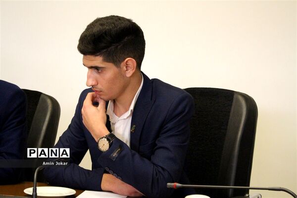 دیدار نمایندگان نهمین دوره مجلس دانش‌آموزی با استاندار فارس