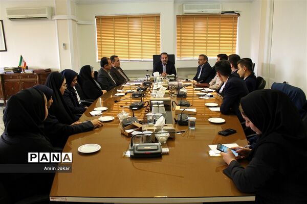 دیدار نمایندگان نهمین دوره مجلس دانش‌آموزی با استاندار فارس