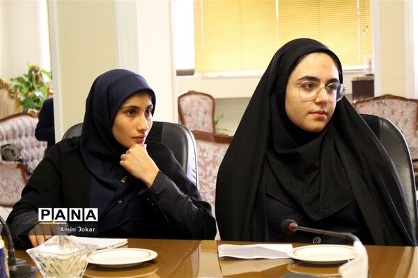 دیدار نمایندگان نهمین دوره مجلس دانش‌آموزی با استاندار فارس