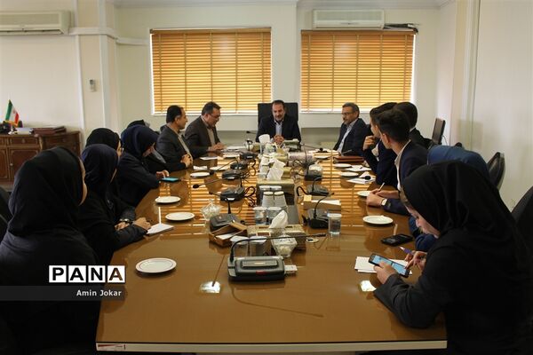دیدار نمایندگان نهمین دوره مجلس دانش‌آموزی با استاندار فارس