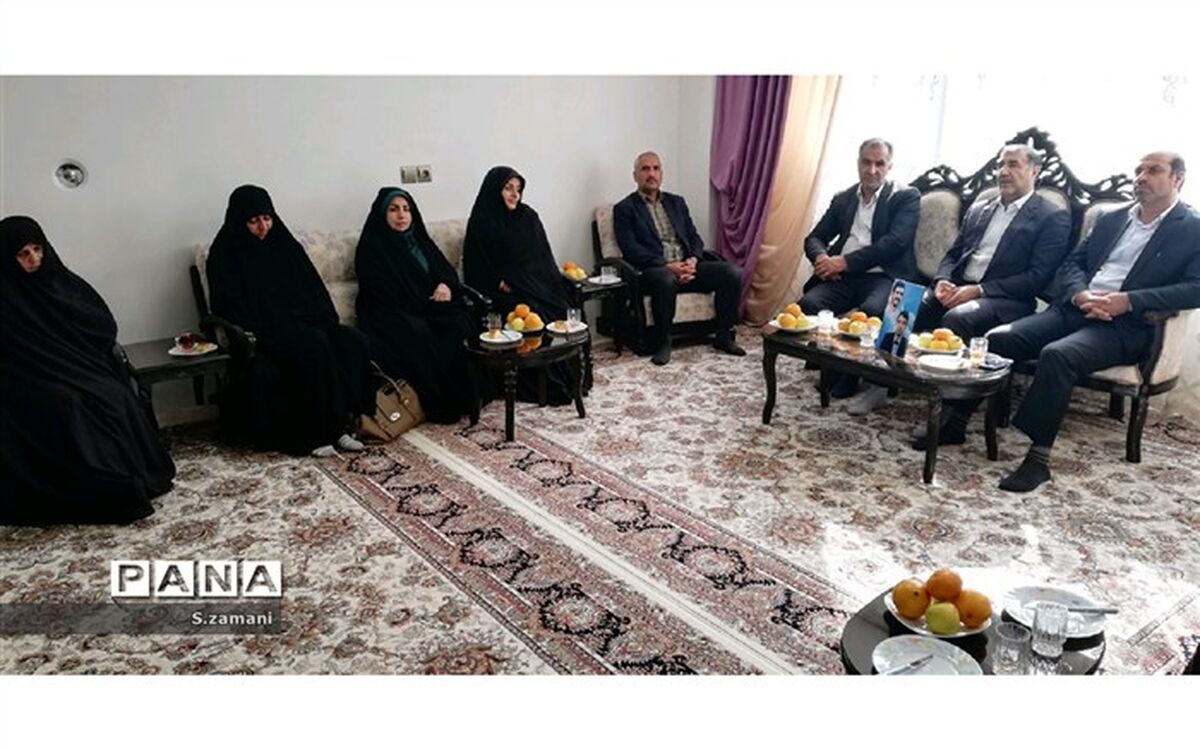 معاون سوادآموزی آموزش و پرورش اصفهان با خانواده شهید"حسین قضاوی "دیدار کرد