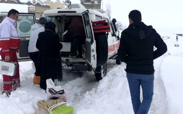 ۳۹ مادر باردار در آذربایجان‌غربی از محاصره برف نجات یافتند