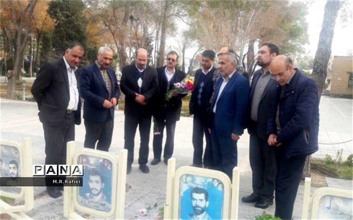 قبور سوادآموزان شهید اصفهان گلباران شد