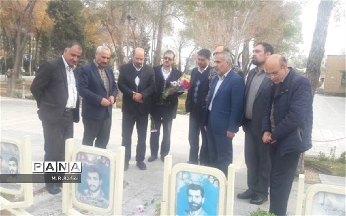 قبور سوادآموزان شهید اصفهان گلباران شد