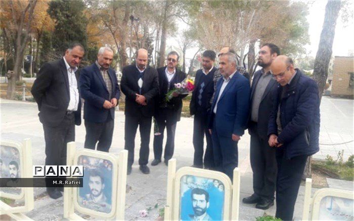 قبور سوادآموزان شهید اصفهان گلباران شد