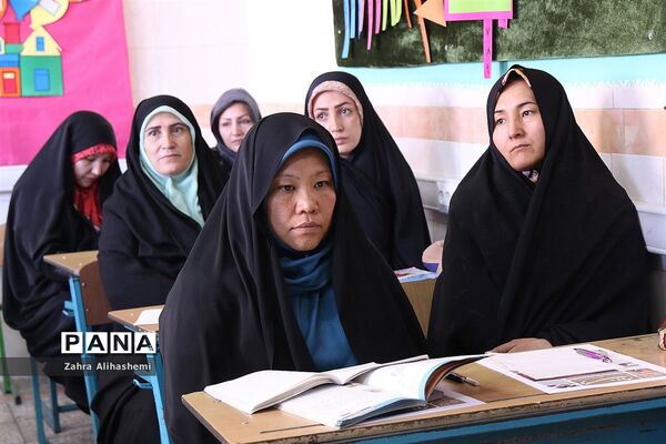 نمایشگاه صنایع دستی و دست آورده‌های سواد آموزان شهر تهران